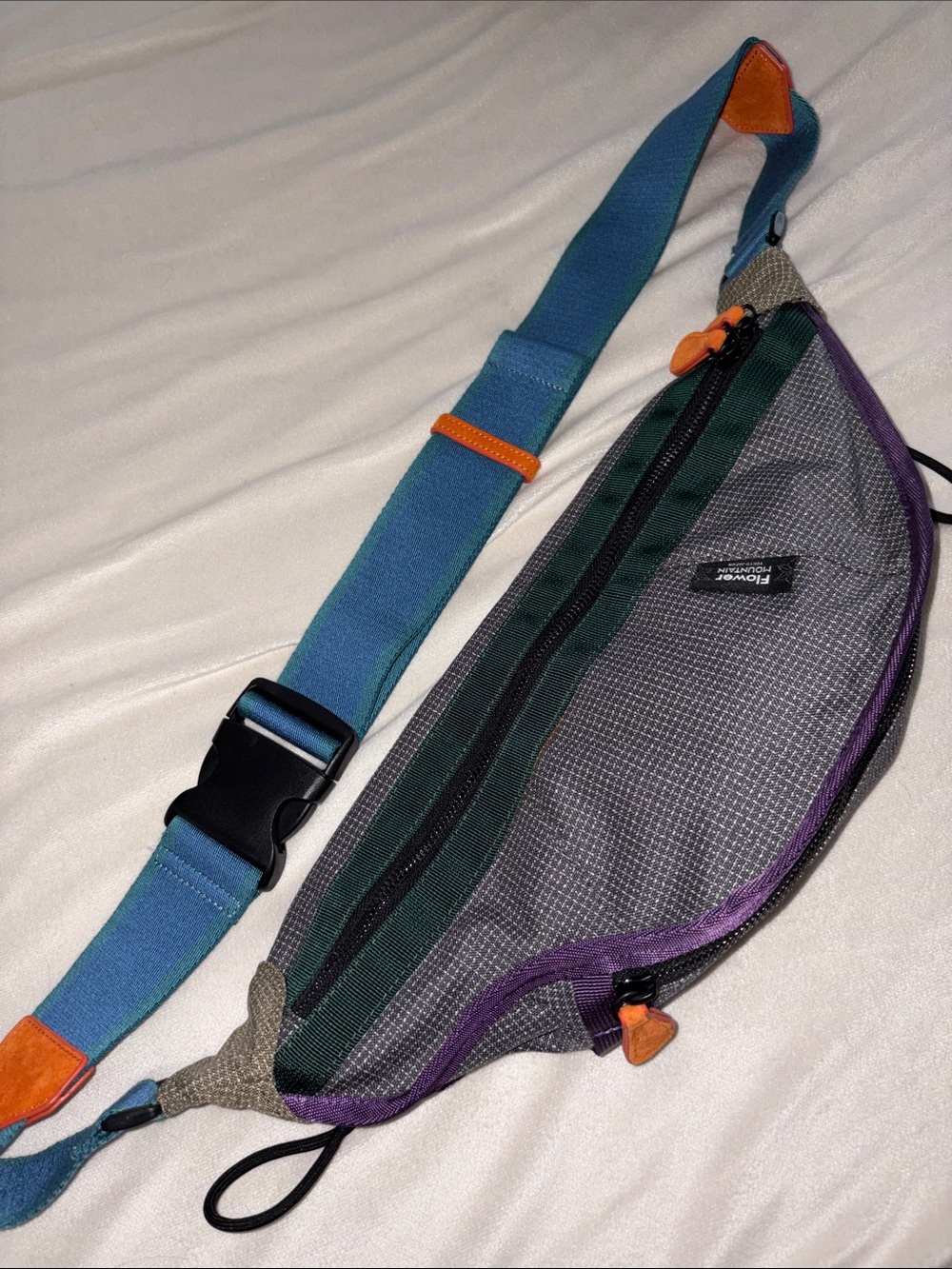 Flower Mountain color-blocked grey ripstop sling bag with a buckled strap - Picture 5 of 7